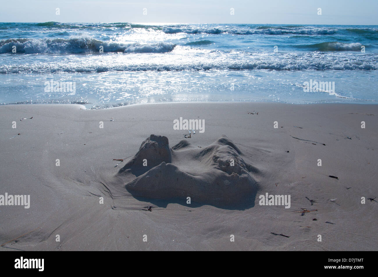 Château de sable d'hier sur la plage de sable étincelant. Roig-La Zenia Orihuela, Cabo, Costa Blanca, Espagne. Banque D'Images