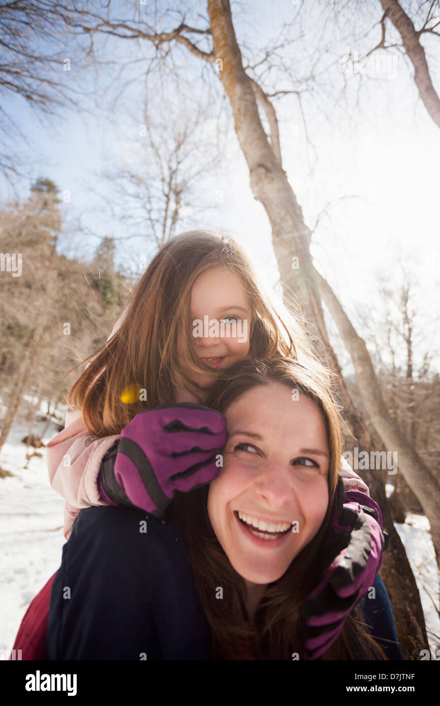 USA, Utah, Highland, jeune femme portant sa fille (2-3) sur les épaules Banque D'Images
