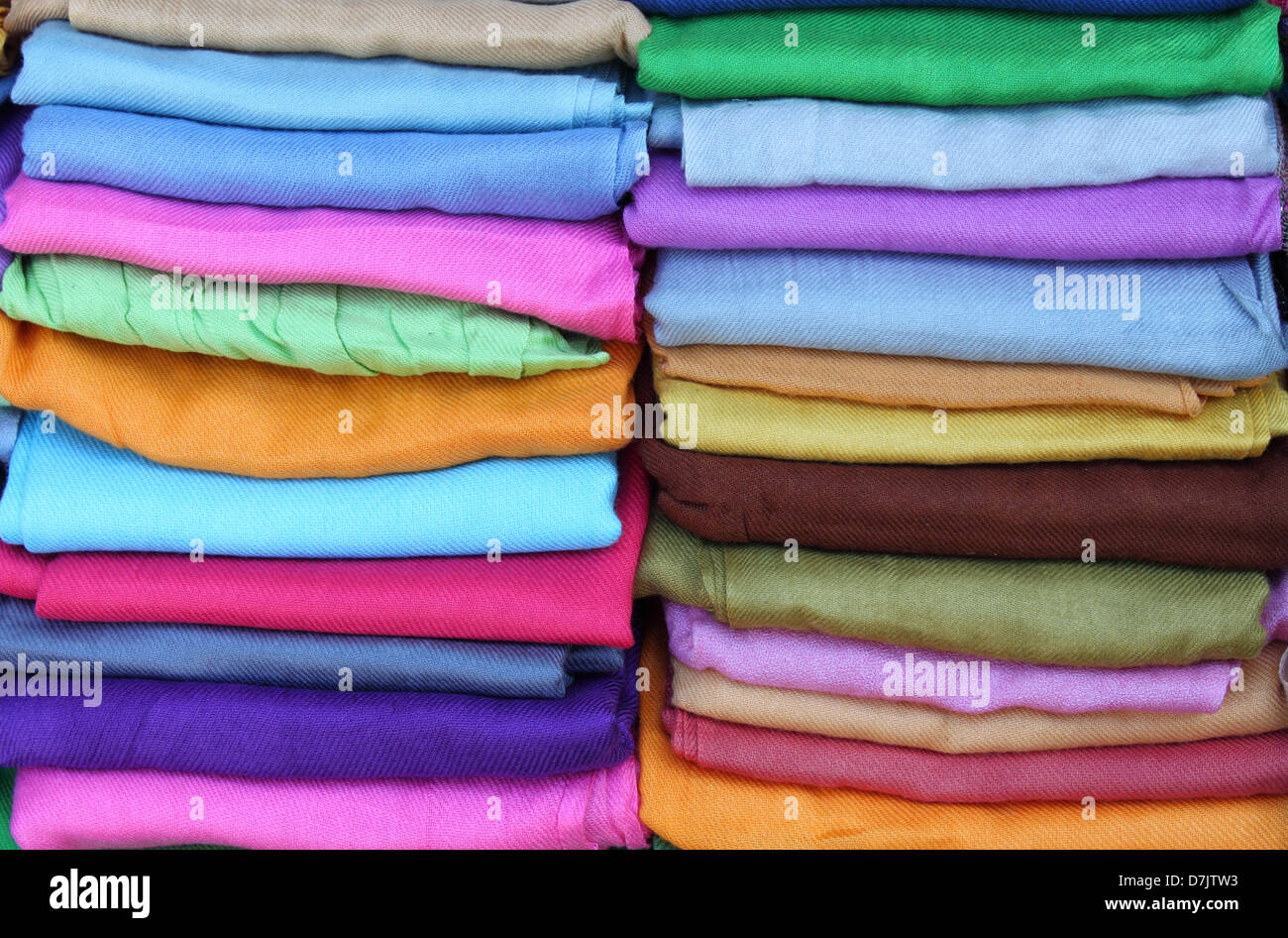 Foulards colorés empilés dans une boutique de mode Banque D'Images