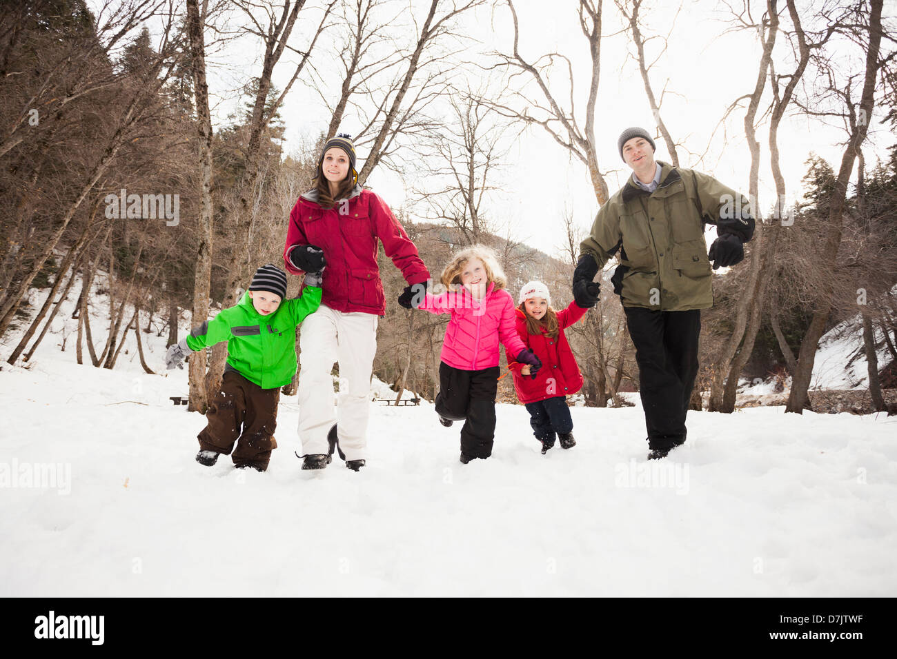 USA, Utah, Highland, trois enfants (2-3, 4-5) avec les parents au cours de promenade Banque D'Images