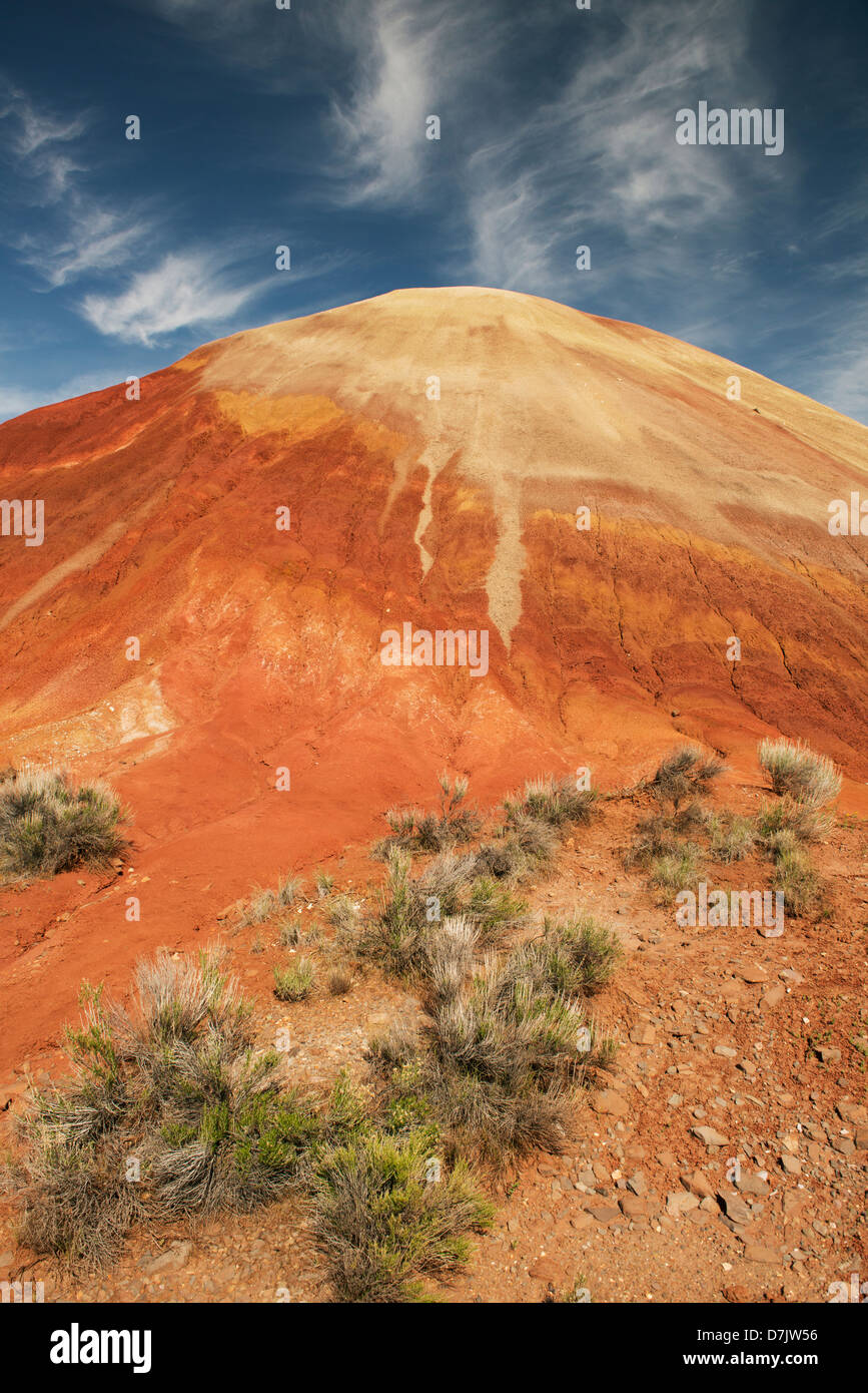 Red Hill et les nuages colorés, les dépôts volcaniques, peint Hills, John Day Fossil jumeaux National Monument, Colorado Banque D'Images