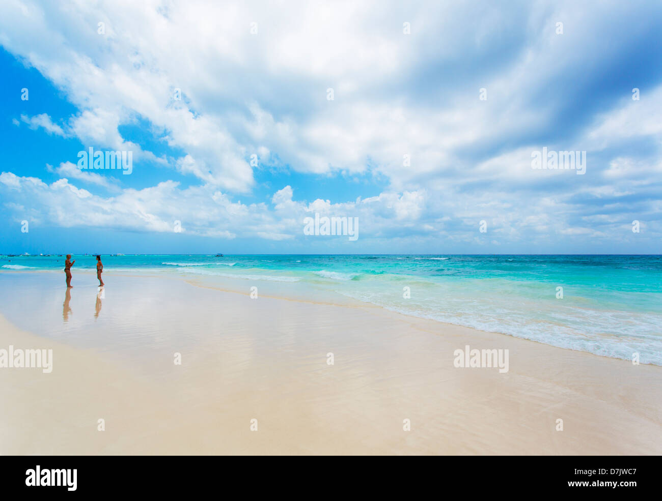 Vue grand angle d'une plage avec deux jeunes femmes Banque D'Images