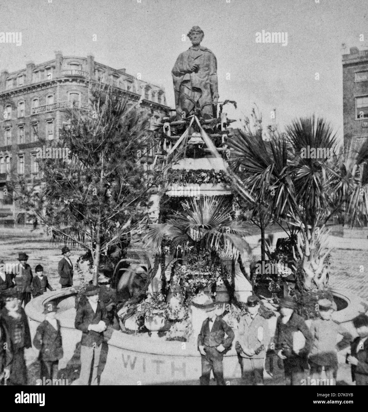 Lincoln Monument, Union Square, décoration 24, 1876. Foule rassemblée devant statue d'Abraham Lincoln à Union Square Park Banque D'Images