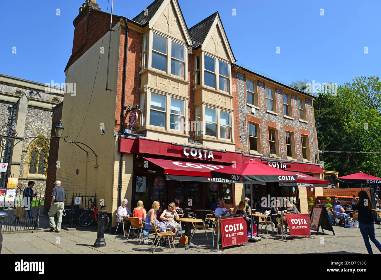 Café Costa, Place de l'Église, High Wycombe, Buckinghamshire, Angleterre, Royaume-Uni Banque D'Images