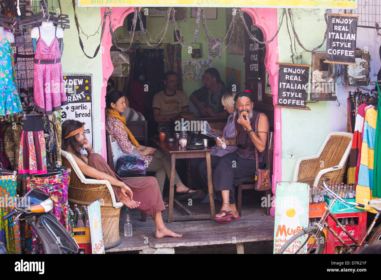 Des touristes israéliens dans un café à Pushkar, Rajasthan, India Banque D'Images