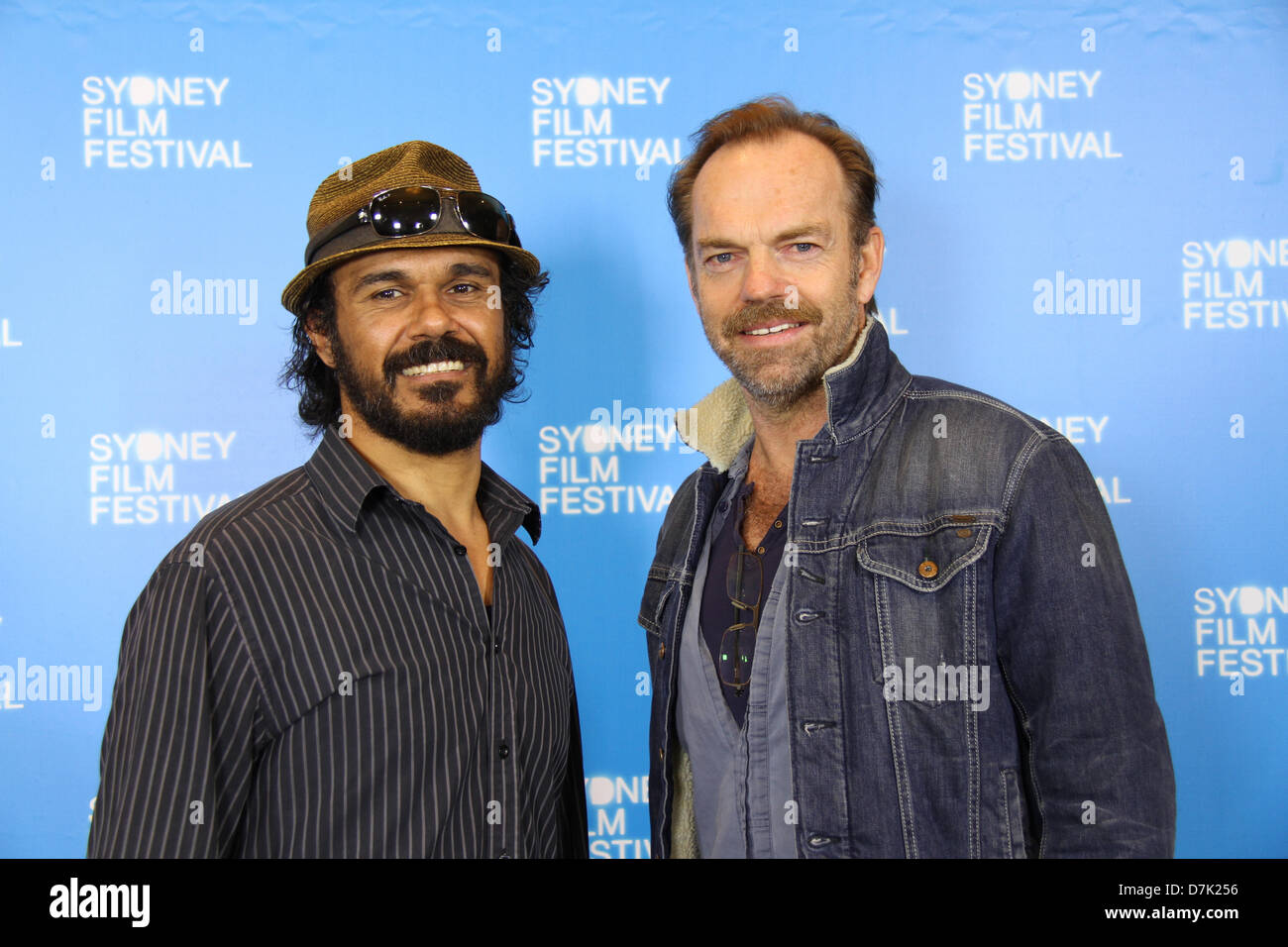 La Maison de la douane, 31, rue Alfred, Circular Quay, Sydney, NSW, Australie. 8 mai 2013. , Ministre du Tourisme, de grands événements, l'hospitalité et la course et Ministre des Arts du Canada, l'honorable George Souris a lancé le Festival du film de Sydney au bureau des douanes lors d'un événement suivi par ceux qui participent à l'industrie du cinéma australien. Sur la photo, de gauche à droite : Aaron Pederson (acteur) et Hugo Weaving (Président du Jury de la compétition officielle, Patron du MFS et exprimés dans la soirée d'ouverture du film 'Mystère' de la route). Crédit : Richard Milnes / Alamy Live News. Banque D'Images