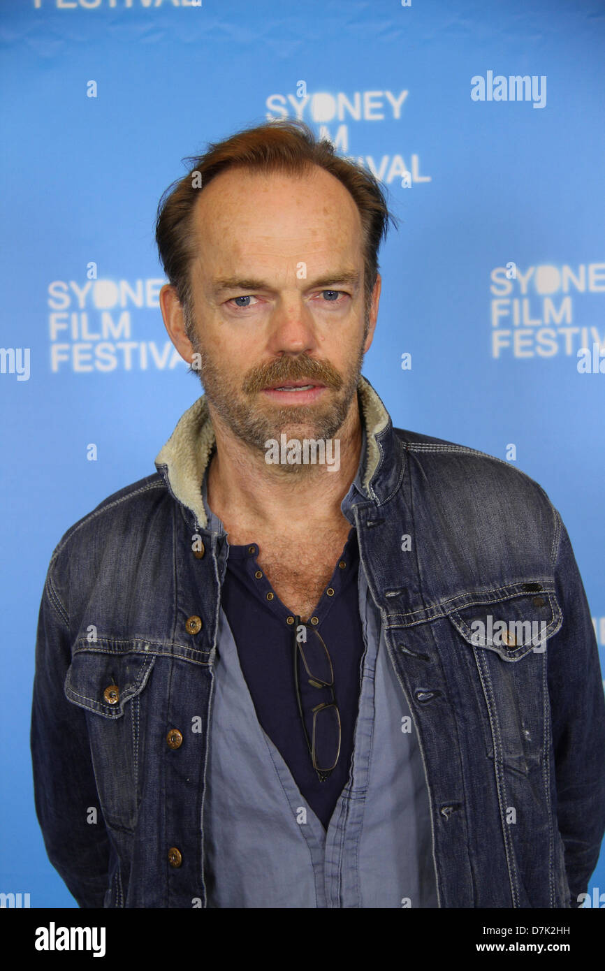 La Maison de la douane, 31, rue Alfred, Circular Quay, Sydney, NSW, Australie. 8 mai 2013. , Ministre du Tourisme, de grands événements, l'hospitalité et la course et Ministre des Arts du Canada, l'honorable George Souris a lancé le Festival du film de Sydney au bureau des douanes lors d'un événement suivi par ceux qui participent à l'industrie du cinéma australien. Sur la photo, Hugo Weaving (Président du Jury de la compétition officielle, Patron du MFS et exprimés dans la soirée d'ouverture de la route du film 'Mystère') sur le tapis rouge lors du lancement du 60e Festival du film de Sydney. Crédit : Richard Milnes / Alamy Live News. Banque D'Images