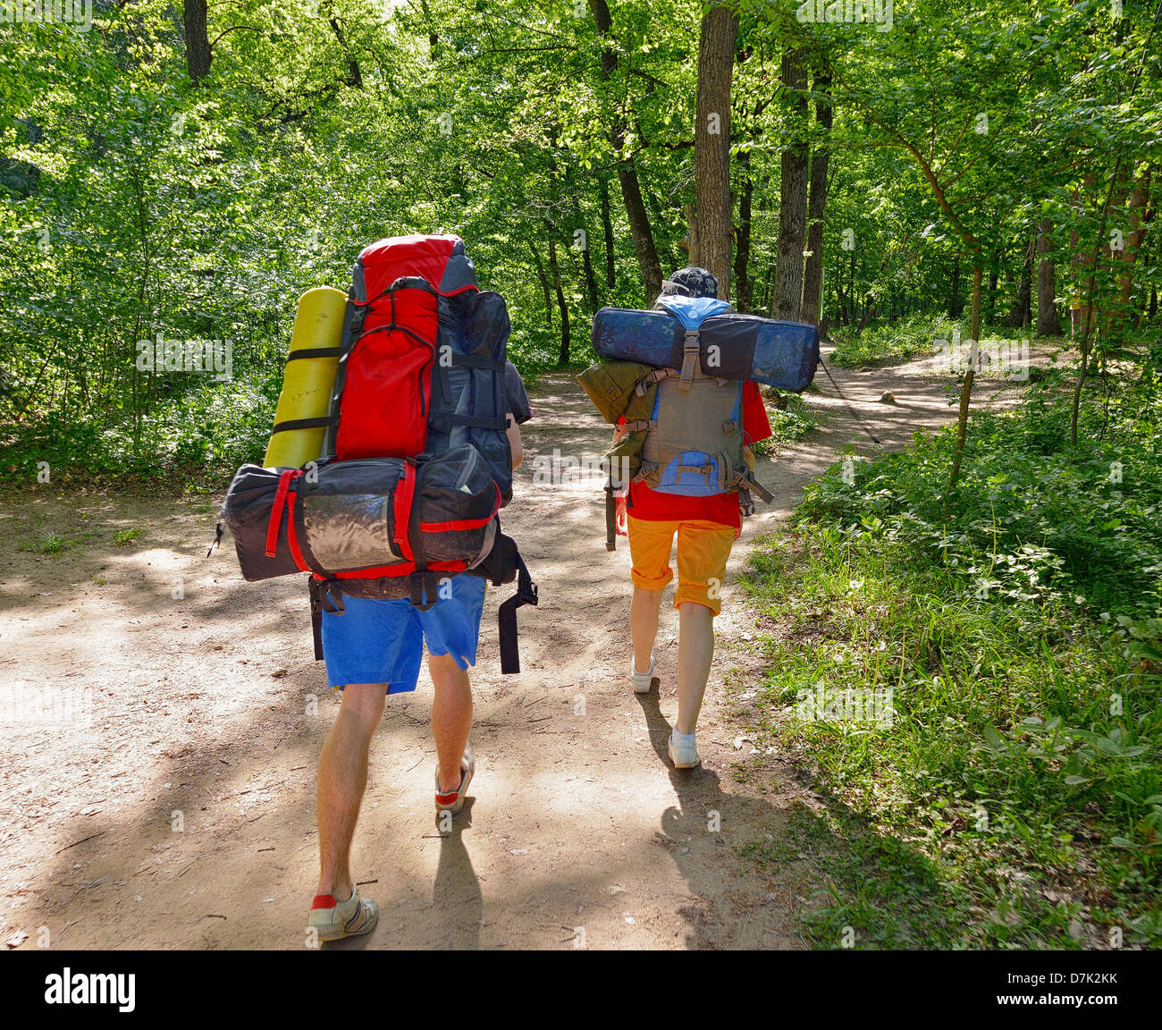 Les touristes sur la marche avec sac à dos Banque D'Images