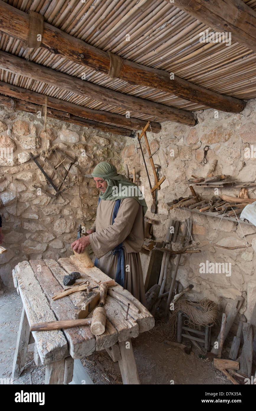 Carpenter à l'œuvre à la reconstruction d'un premier siècle village israélien à Nazareth Banque D'Images