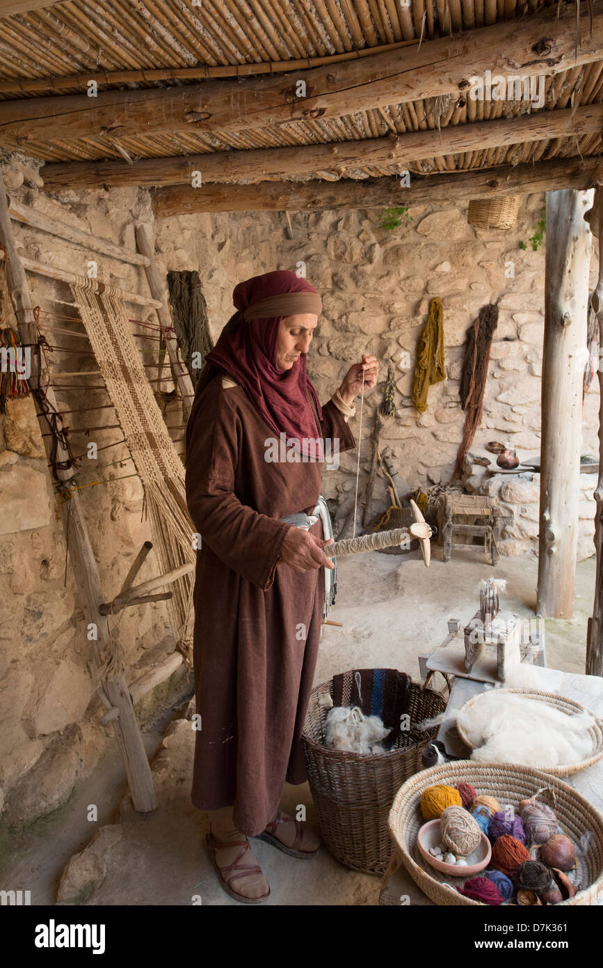 Spinner au travail de reconstruction d'un premier siècle village israélien à Nazareth Banque D'Images