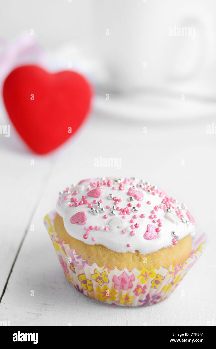 Cupcake with purple valentine Banque D'Images