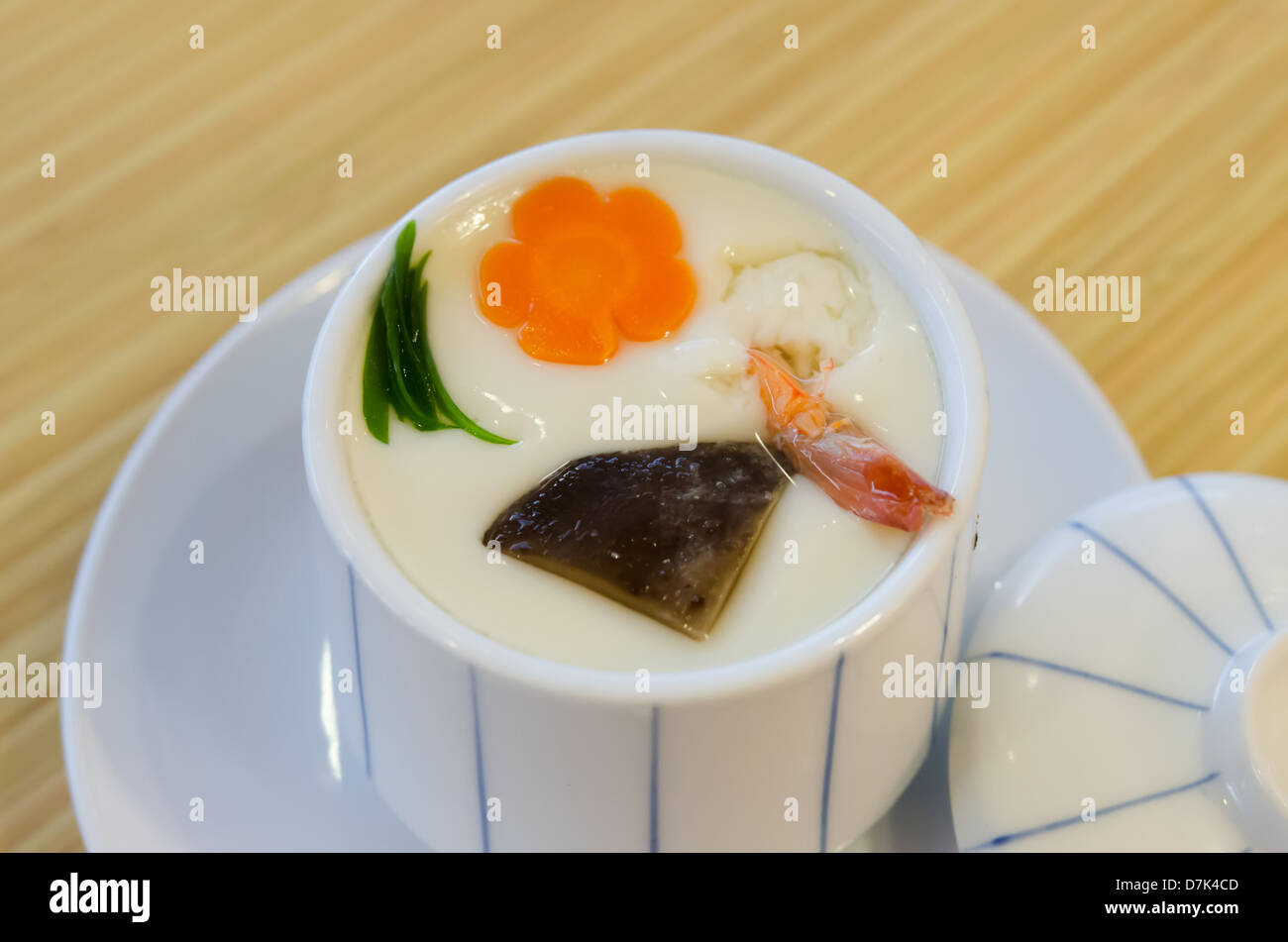 Oeuf vapeur chinois avec la viande dans un bol blanc Banque D'Images