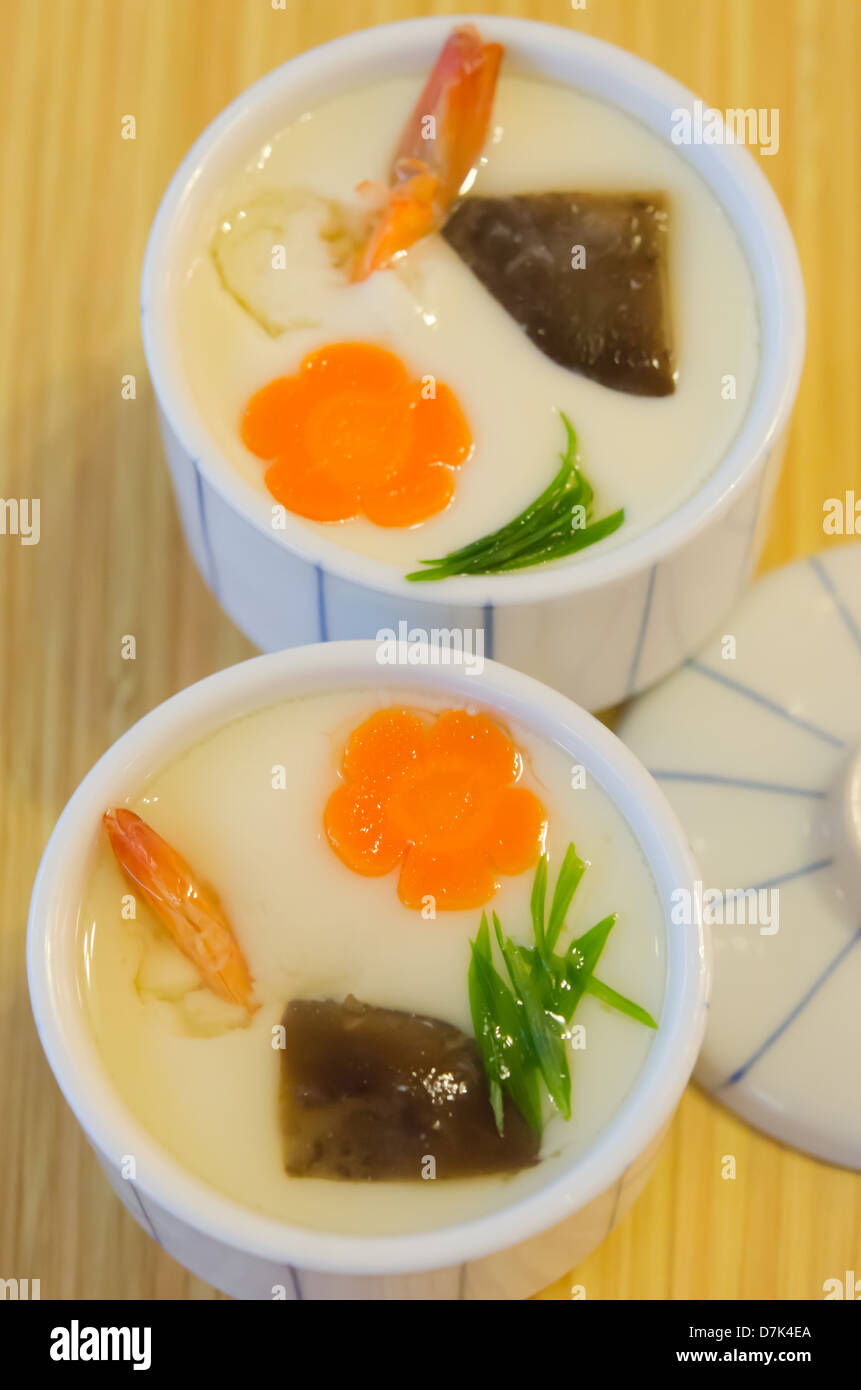 Vue de dessus de la vapeur chinois d'oeuf dans un bol blanc sur fond de bois Banque D'Images