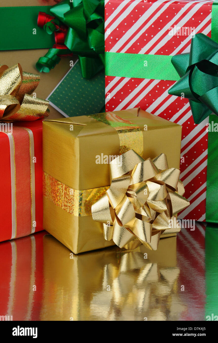 Libre d'un assortiment de cadeaux de Noël de taille variable sur une surface réfléchissante. Format vertical Banque D'Images