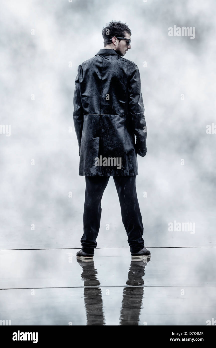 Un sinistre homme en noir, veste en cuir mouillé sous la pluie Photo Stock  - Alamy