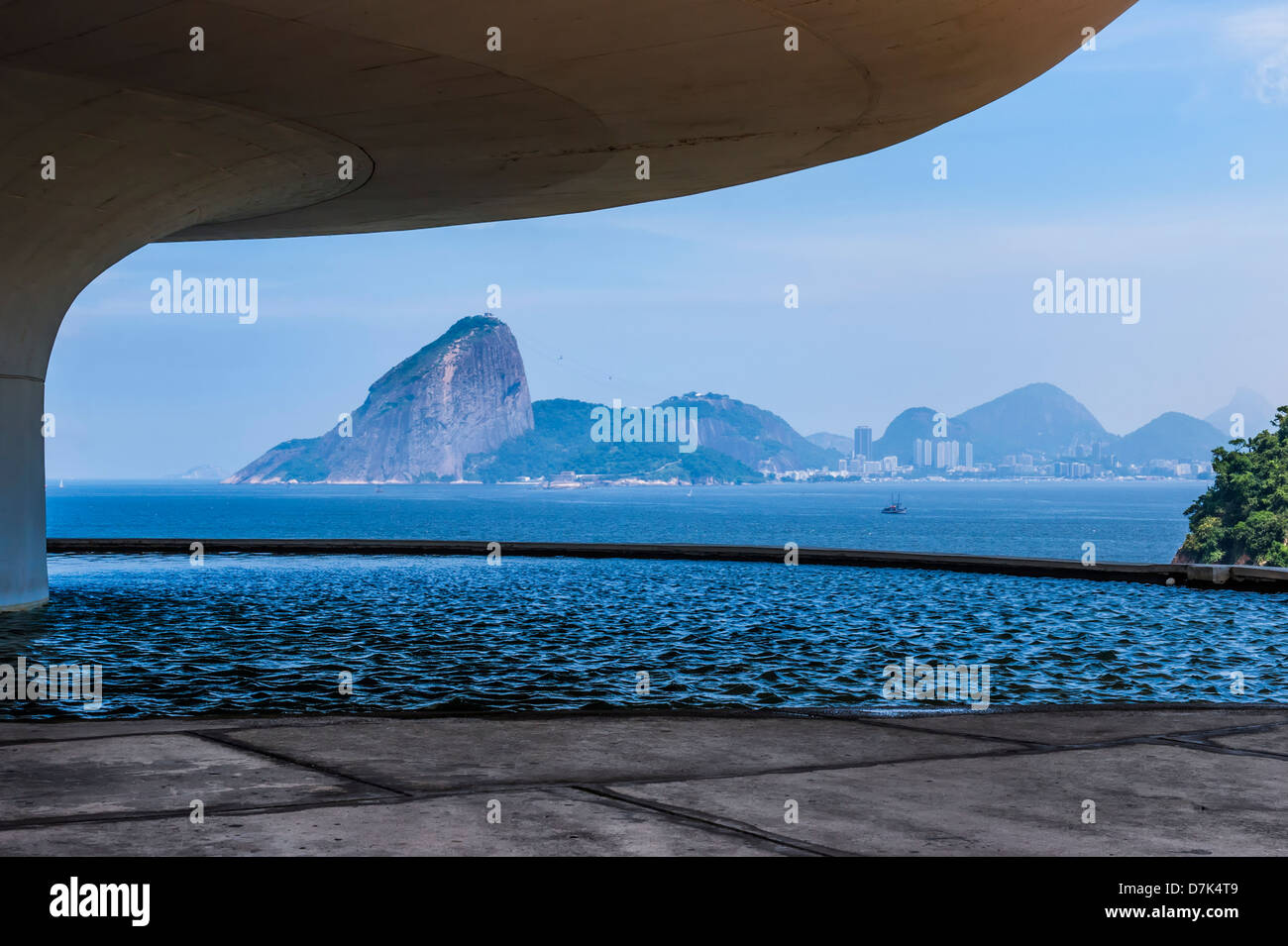 Niemeyer Musée des Arts Contemporains, vue sur le Pain de Sucre et la baie de Guanabara, Niteroi, Rio de Janeiro, Brésil Banque D'Images