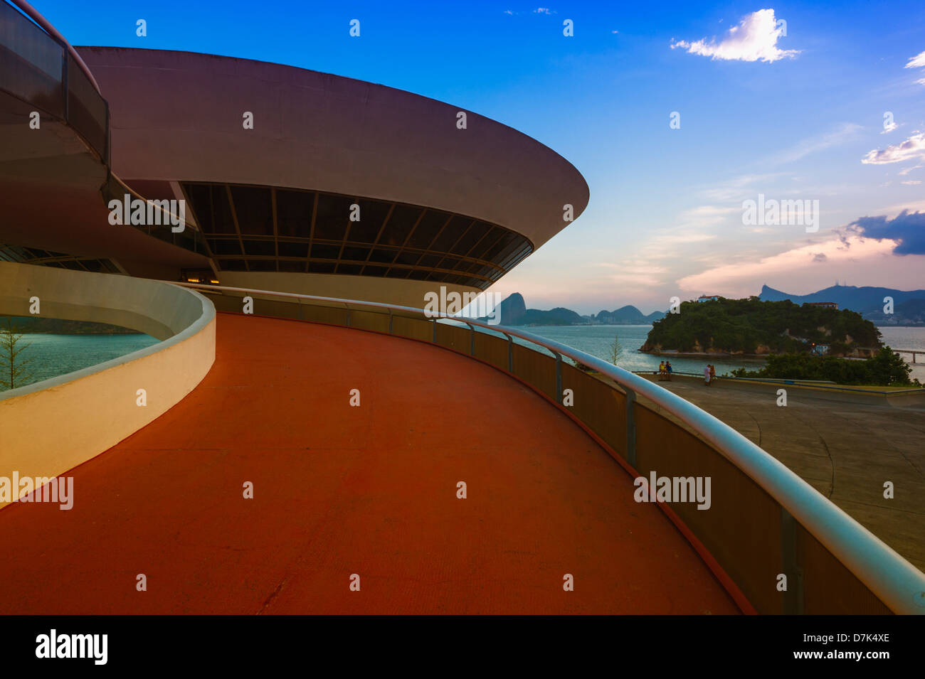 Niemeyer Musée des Arts Contemporains au coucher du soleil, Niteroi, Rio de Janeiro, Brésil Banque D'Images