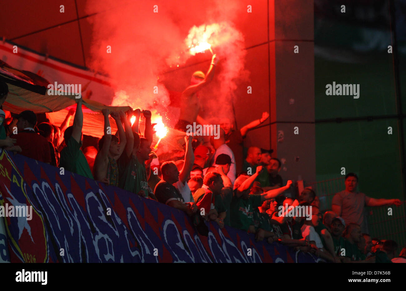 Varsovie, Pologne. 8 mai 2013. Torches dans la foule lors de la deuxième manche de la finale de la Coupe de Pologne entre Legia Varsovie et Slask Wroclaw à partir de l'armée polonaise Stadium. Credit : Action Plus de Sports / Alamy Live News Banque D'Images