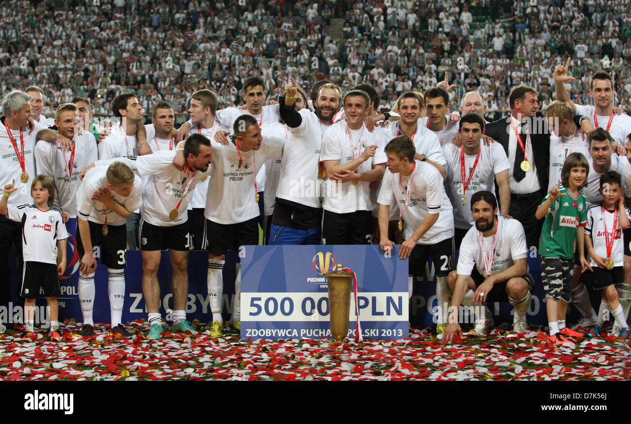 Varsovie, Pologne. 8 mai 2013. Legia Varsovie célébrer après la deuxième manche de la finale de la Coupe de Pologne entre Legia Varsovie et Slask Wroclaw à partir de l'armée polonaise Stadium. Credit : Action Plus de Sports / Alamy Live News Banque D'Images