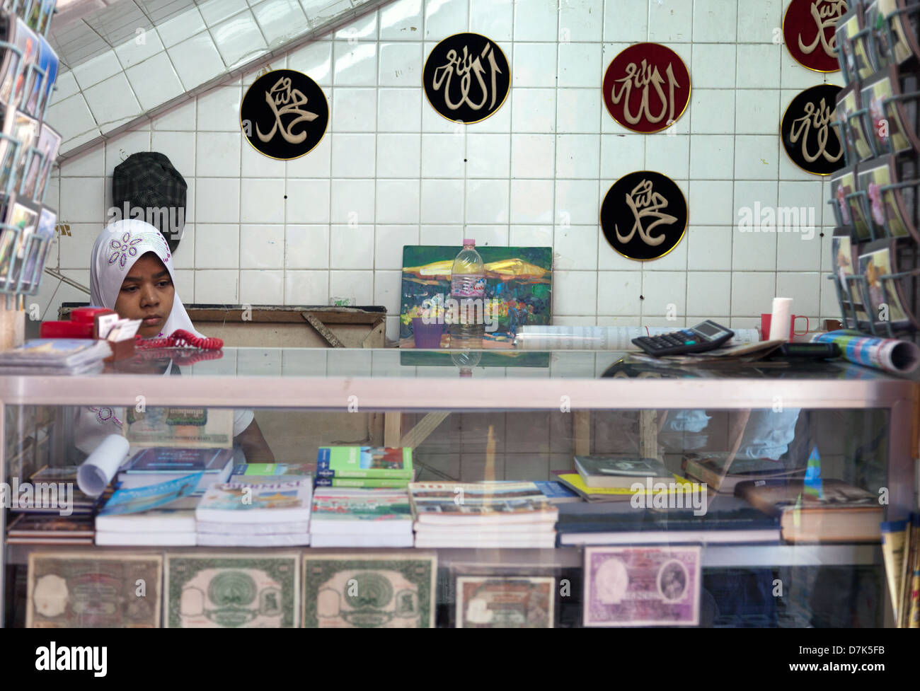 Jeune femme musulmane dans Bogyoke (anciennement Scott) Marché à Yangon, Myanmar Banque D'Images