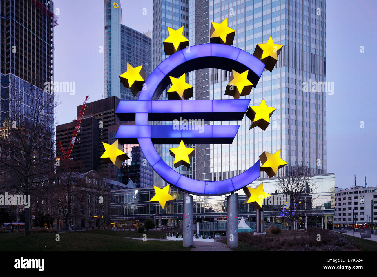 Frankfurt am Main, Allemagne, sculpture illuminé de l'euro en face de BCE Banque D'Images