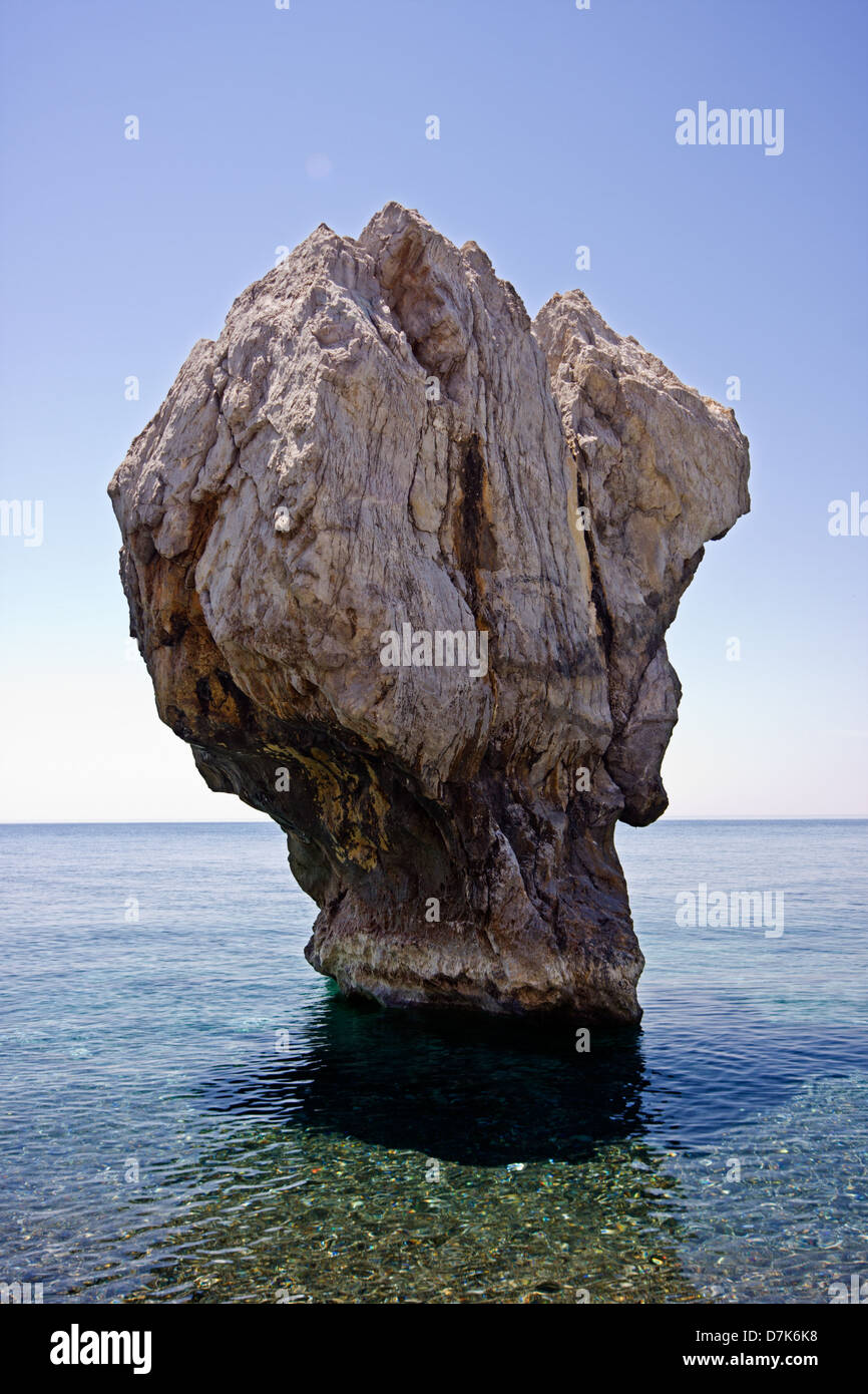 Rock érodé en mer de Libye près de la côte à la Crète, Grèce Banque D'Images