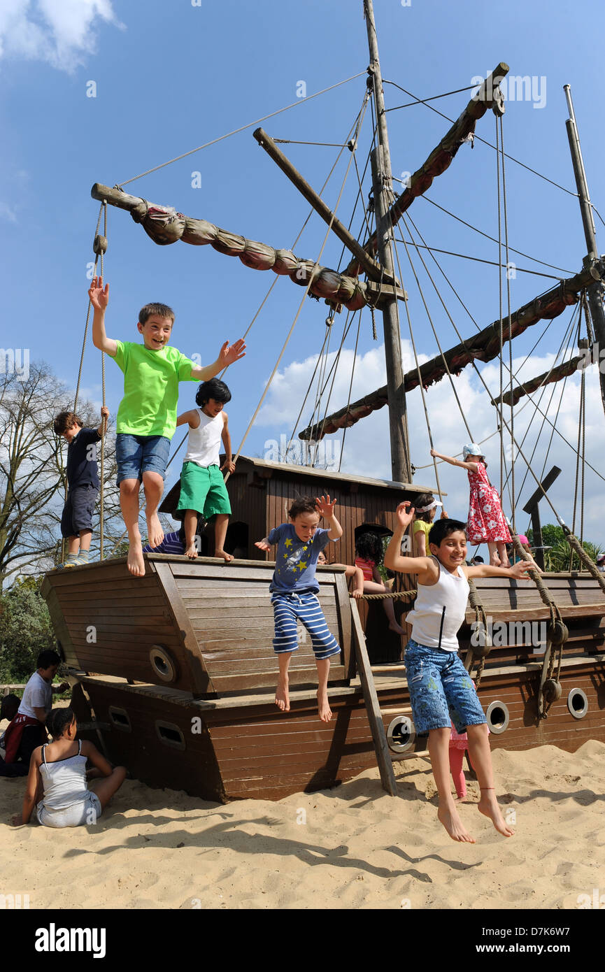 Enfants jouant dans l'aire de jeux, Princess Diana Memorial Banque D'Images