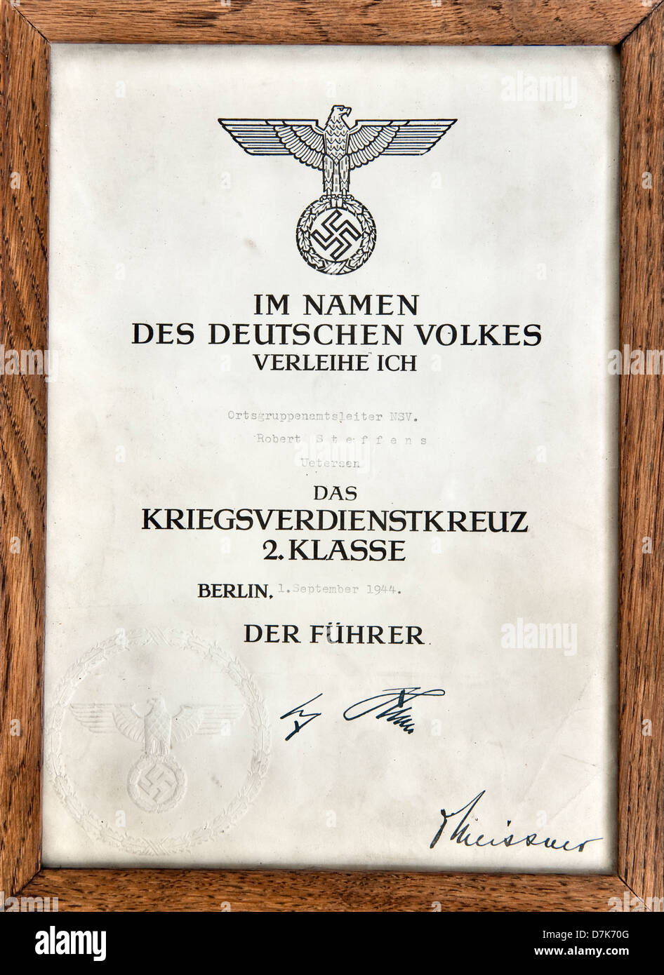 Certificat de guerre décernant la Croix du mérite de la guerre ou Kriegsverdienstkreuz, signé par Adolf Hitler Banque D'Images