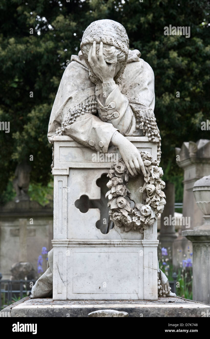 La tombe de l'artiste et anthropologue Arnold Landor dans le cimetière anglais de Florence, en Italie, est marquée par une statue de sa mère en deuil Banque D'Images