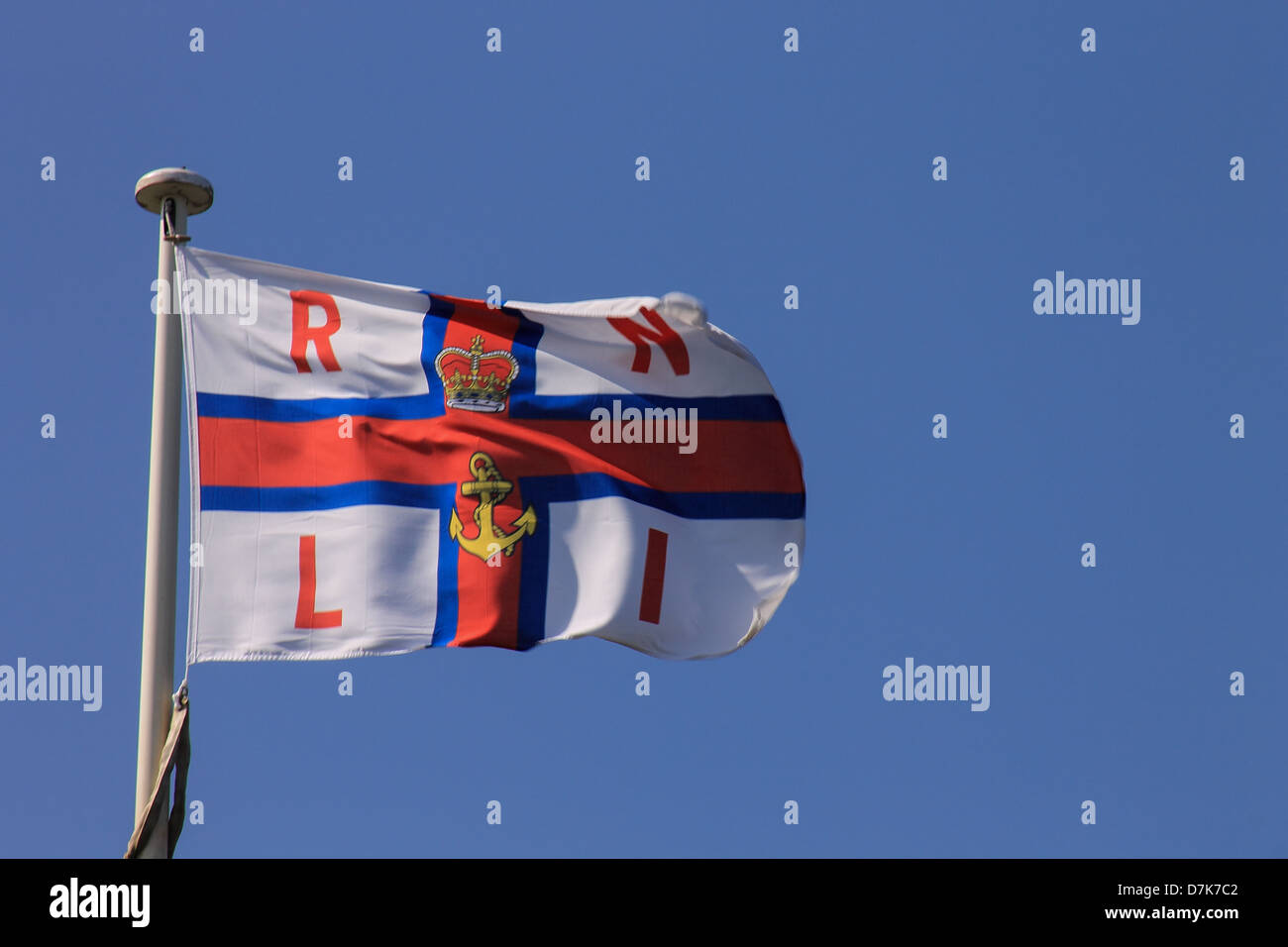 Royal National Lifeboat Institution flag against blue sky. Banque D'Images