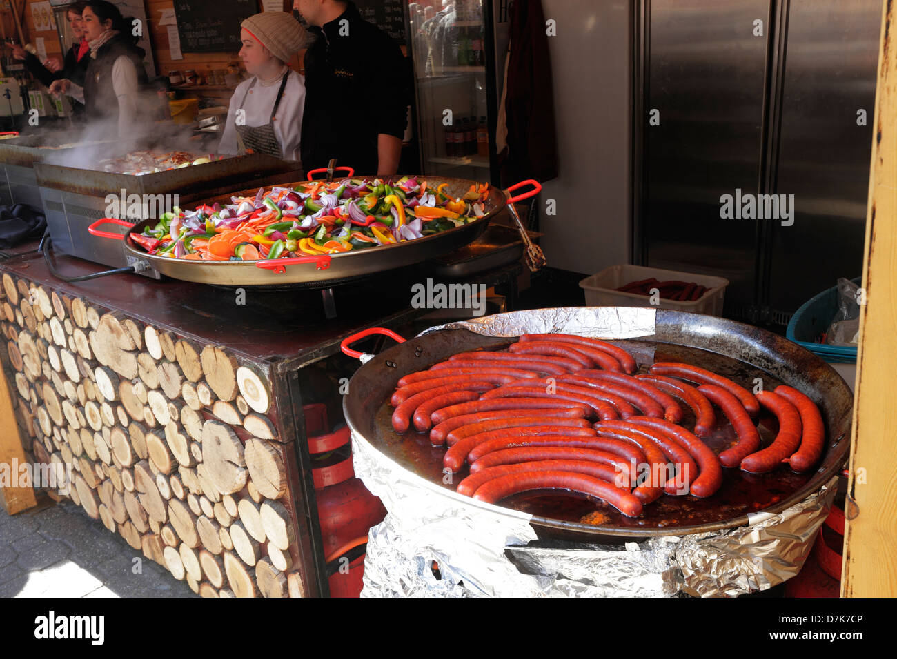 Casseroles avec saucisses et légumes salade aux stands vendant de la nourriture au Vorosmarty ter Banque D'Images