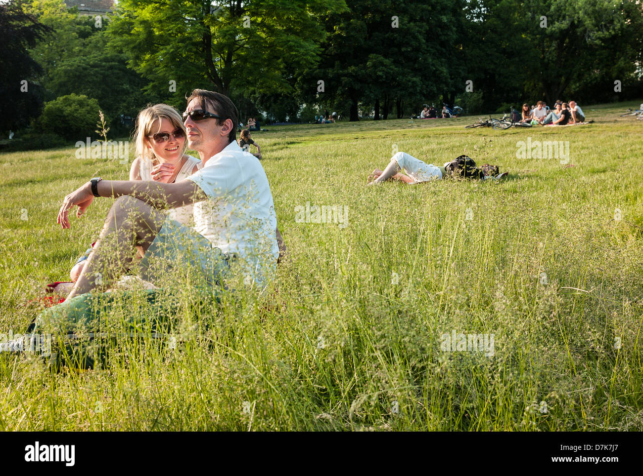 Berlin, Allemagne, les gens sur une prairie dans le parc public dans le vignoble Banque D'Images