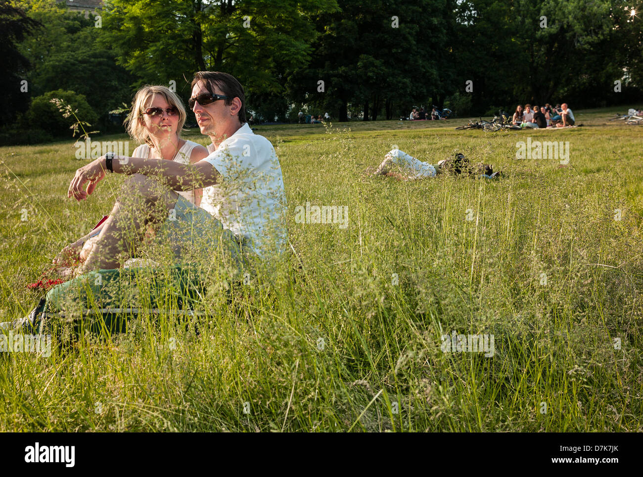 Berlin, Allemagne, les gens sur une prairie dans le parc public dans le vignoble Banque D'Images