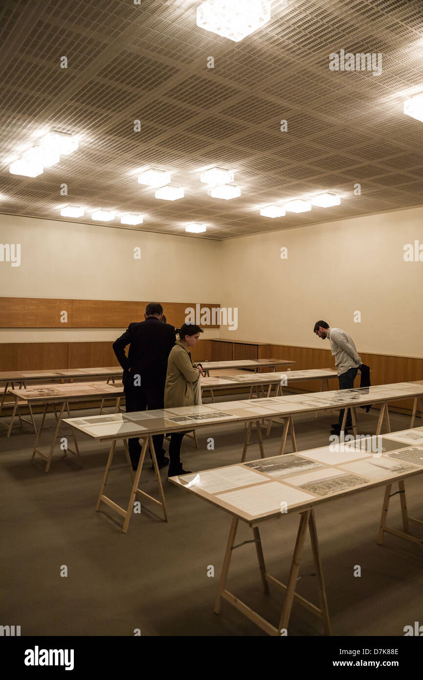Visiteurs à l'ancienne piscine moteur de la RDA Conseil des ministres pendant la semaine Galerie, Berlin, Allemagne Banque D'Images