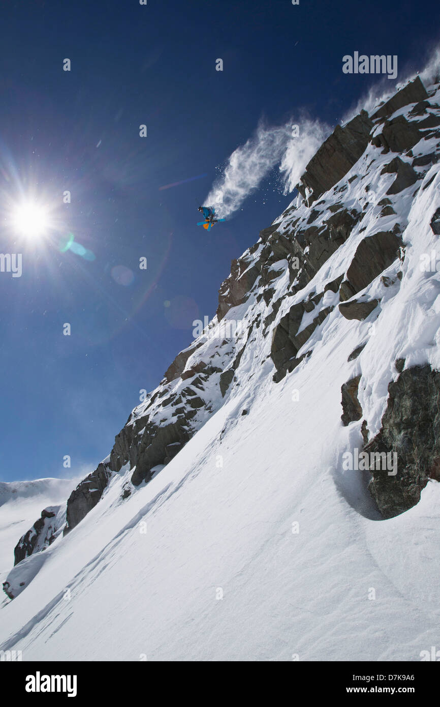 Autriche, Tyrol, jeune homme faisant du ski freeride Banque D'Images