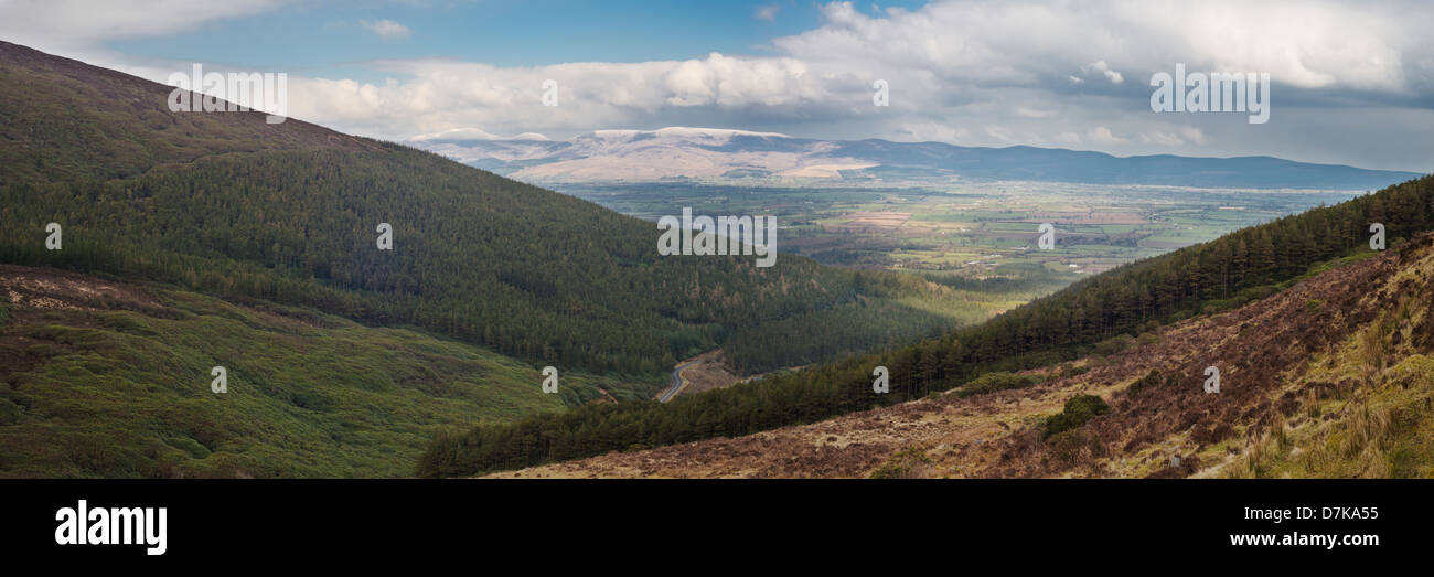 Vers le panorama sur les sommets enneigés des montagnes Galtee Galty (), à partir de la VEE, Knockmealdown montagnes, comté de Tipperary, Irlande Banque D'Images