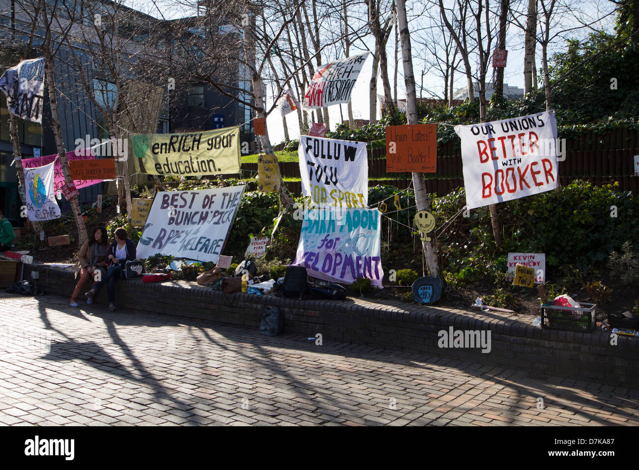 Les élèves avec des pancartes porte pour les élections de l'union des étudiants à l'Université de Sheffield, South Yorkshire, Angleterre Banque D'Images