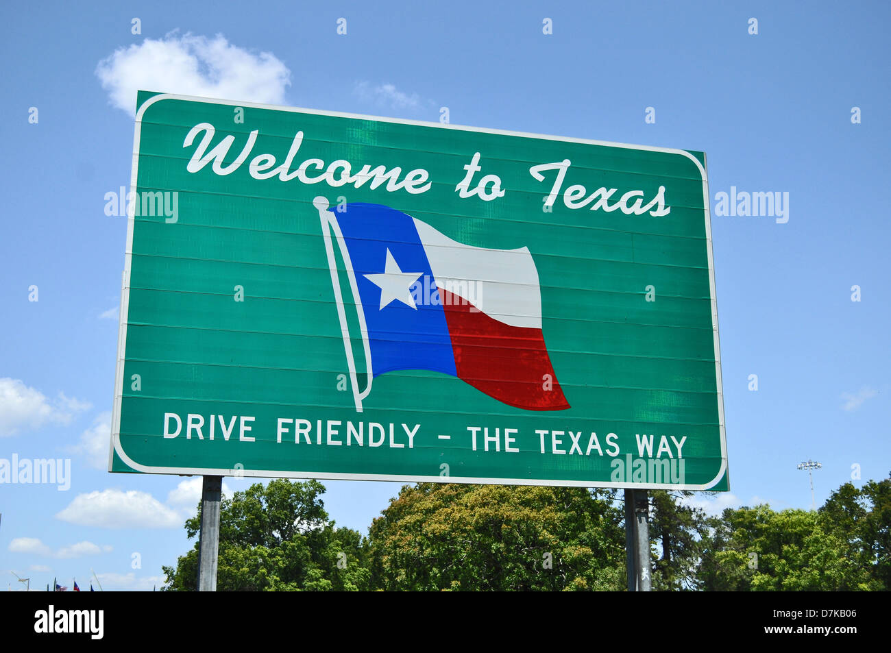 Une Bienvenue à Texas road sign set contre un fond bleu clair montrant le drapeau d'Etat Banque D'Images