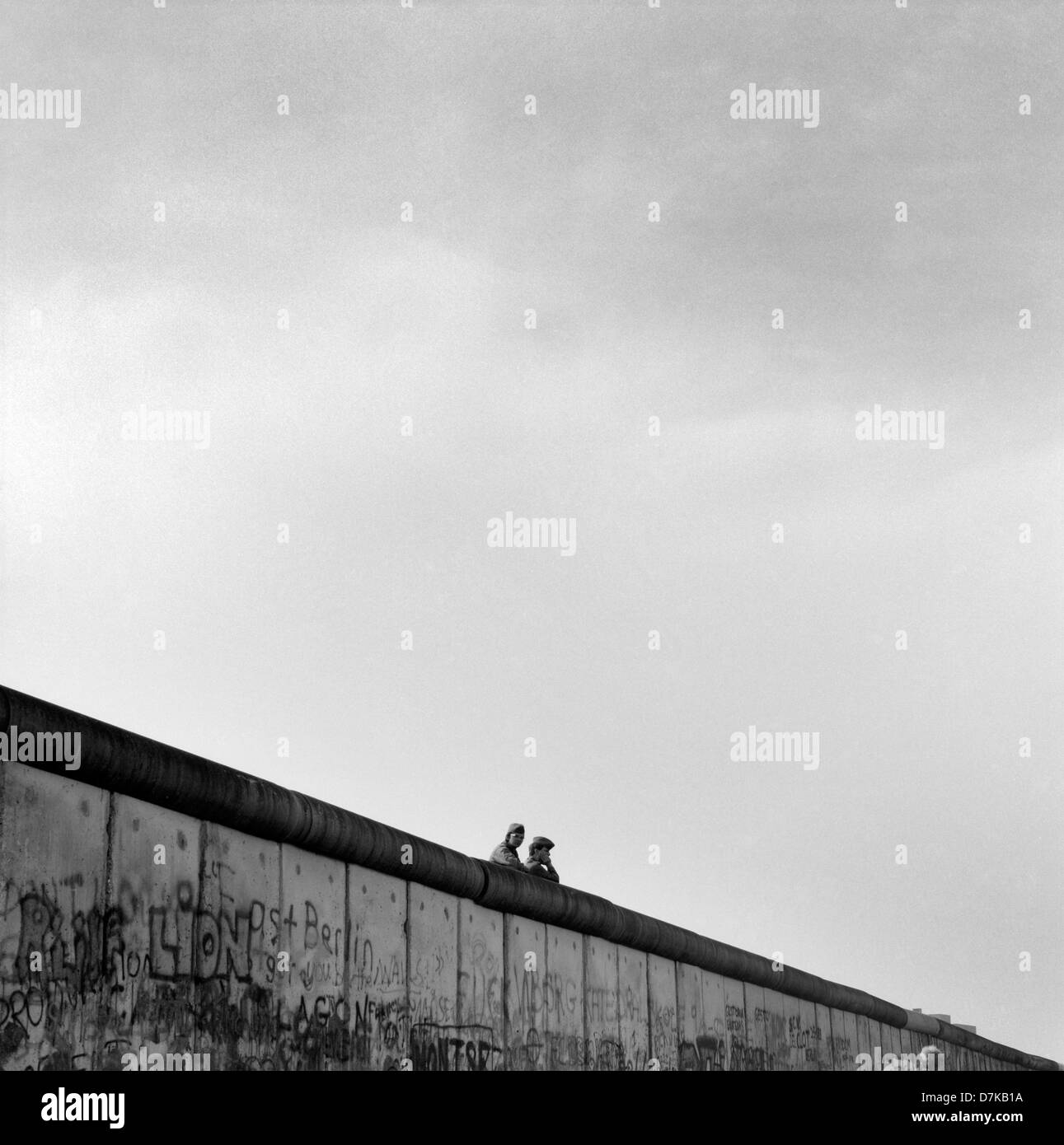 Berlin, RDA, deux garde-frontières veille sur le mur de Berlin Photo ...