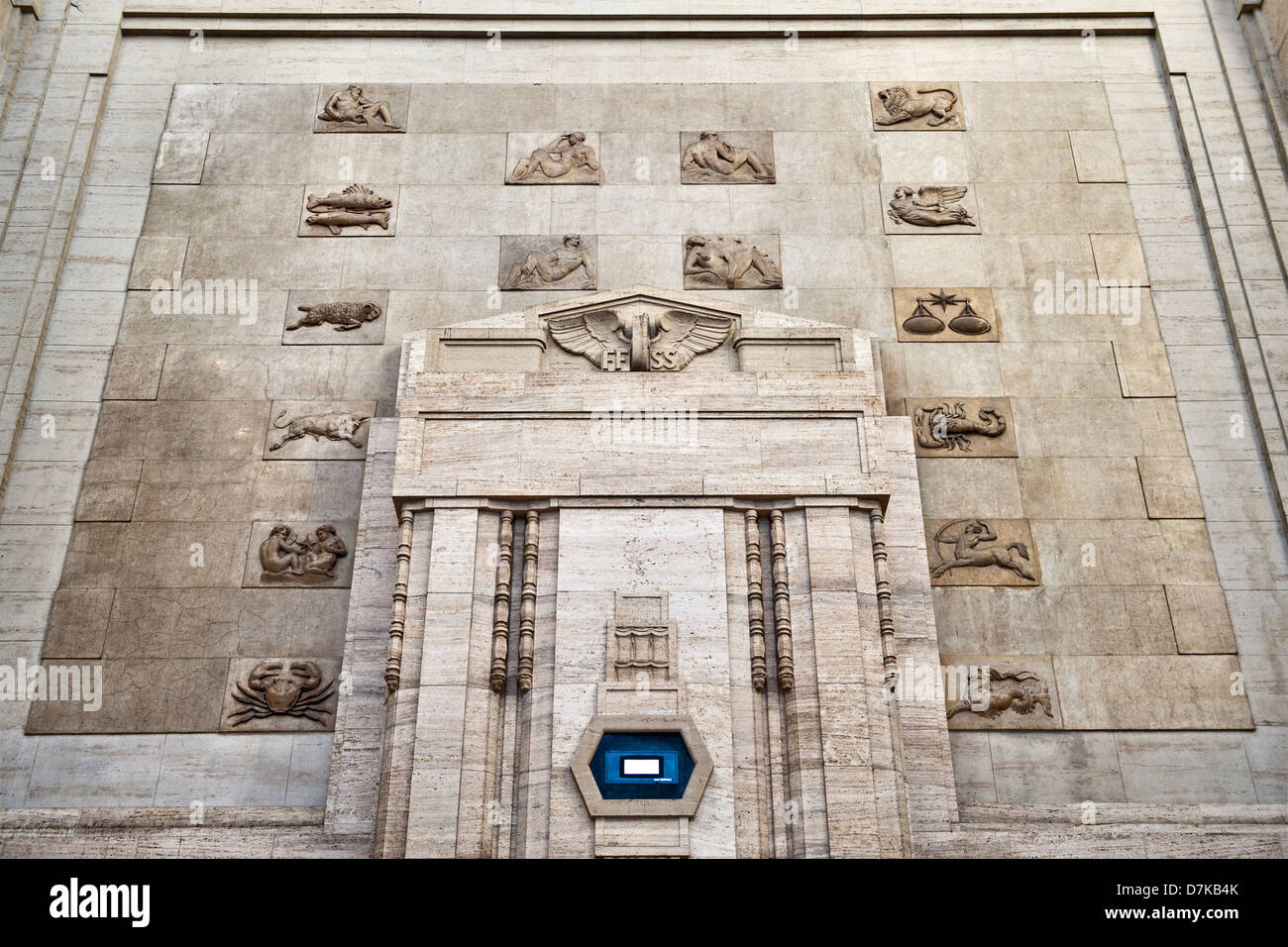 Sculptures montrant des signes d'étoiles, ou les signes du zodiaque, à la gare de Milan (Milano Centrale), Italie, achevé en 1931 Banque D'Images