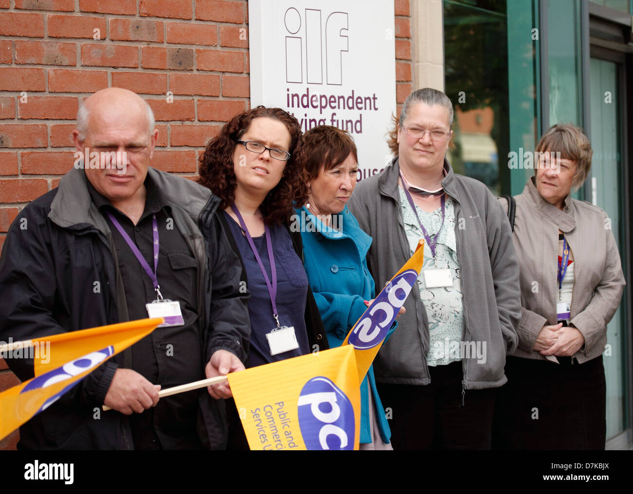 Nottingham, Royaume-Uni. Le 9 mai 2013. Le débrayage des membres PCS Vivant Independednt, Equinox Fonds à l'appui de la chambre de travail PC grève. Direction générale de l'action de grève de travail PC sortir Jeudi 9 mai 11.00-12.00. Fonds de vie autonome, Equinox House, quartier des affaires, l'île de Nottingham. Credit : Pete Jenkins/Alamy Live News Banque D'Images