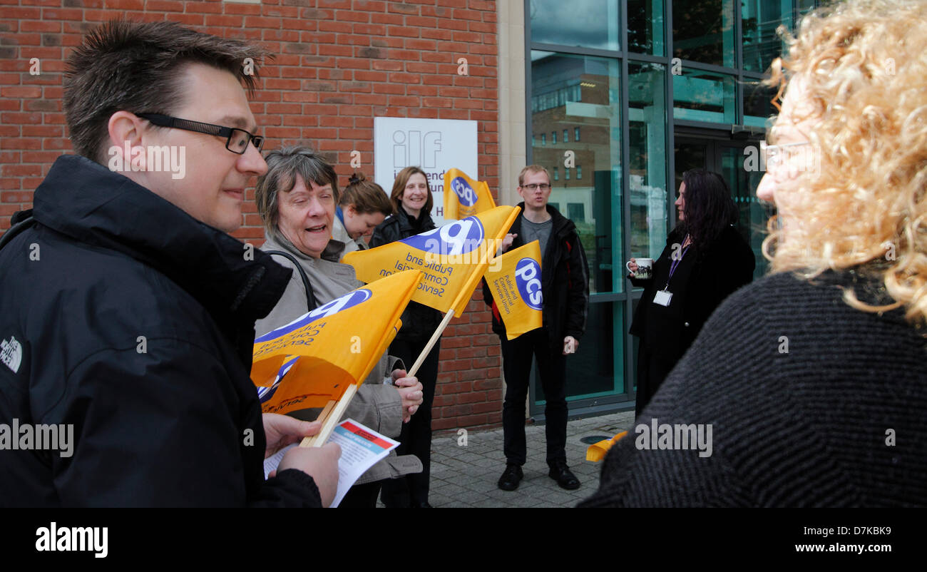 Nottingham, Royaume-Uni. Le 9 mai 2013. Paul Martin - PCS ILF délégué syndical à l'écoute de Michelle Howlett - les personnes handicapées contre les compressions à la grève des membres de la SCP grève Independednt Fonds vivant, Equinox Chambre à l'appui de la grève en milieu de PCS. Direction générale de l'action de grève de travail PC sortir Jeudi 9 mai 11.00-12.00. Fonds de vie autonome, Equinox House, quartier des affaires, l'île de Nottingham. Credit : Pete Jenkins/Alamy Live News Banque D'Images