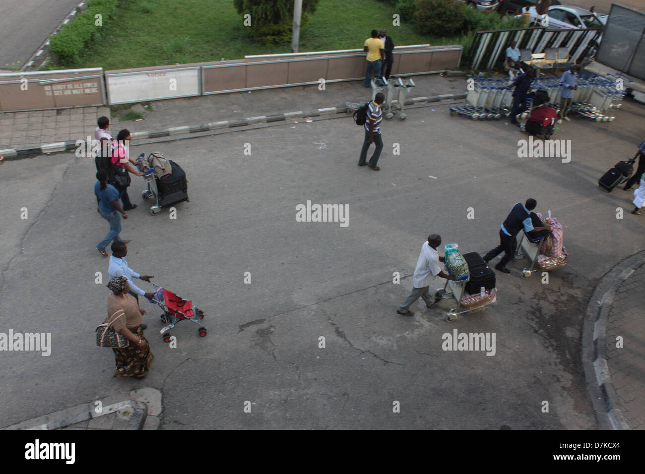 Les passagers arrivant d'un vol international à l'adresse e doigt de l'aéroport international Murtala Muhammed de Lagos, Banque D'Images