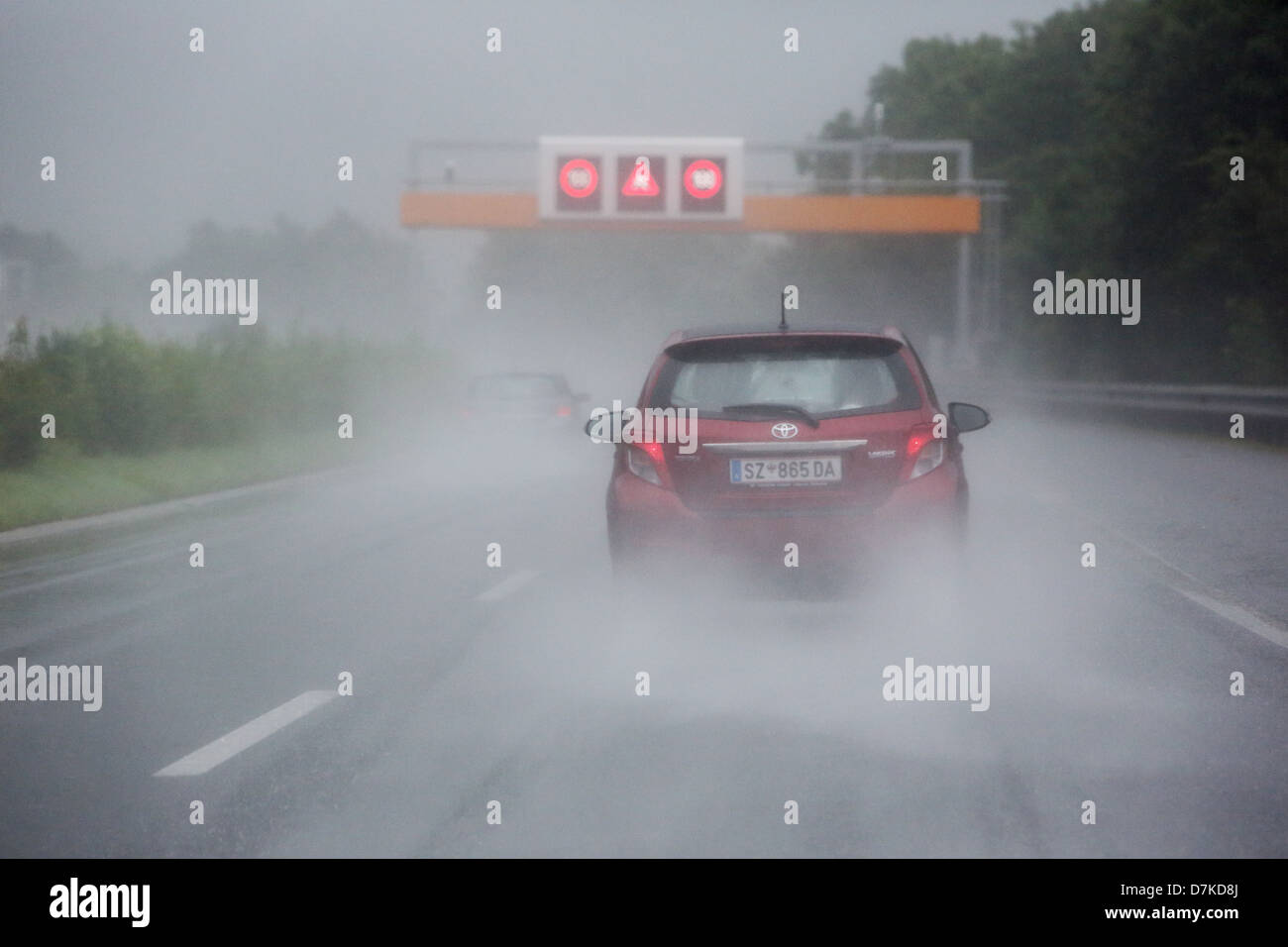 Nösslach, Autriche, symbole photo, une faible visibilité sur l'autoroute sous la pluie Banque D'Images