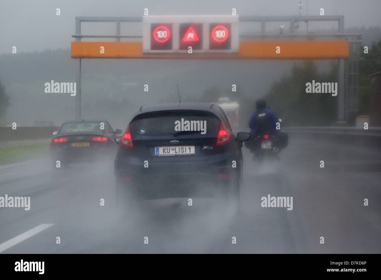 Nösslach, Autriche, symbole photo, une faible visibilité sur l'autoroute sous la pluie Banque D'Images