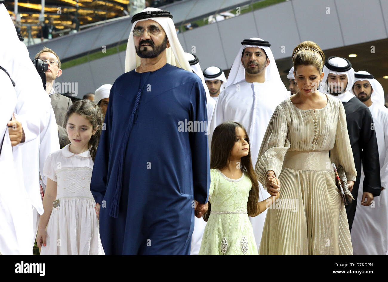 Cheikh Mohammed bin Rashid Al Maktoum (à gauche) et son épouse la Princesse Haya Bint Al Hussein avec les filles Banque D'Images