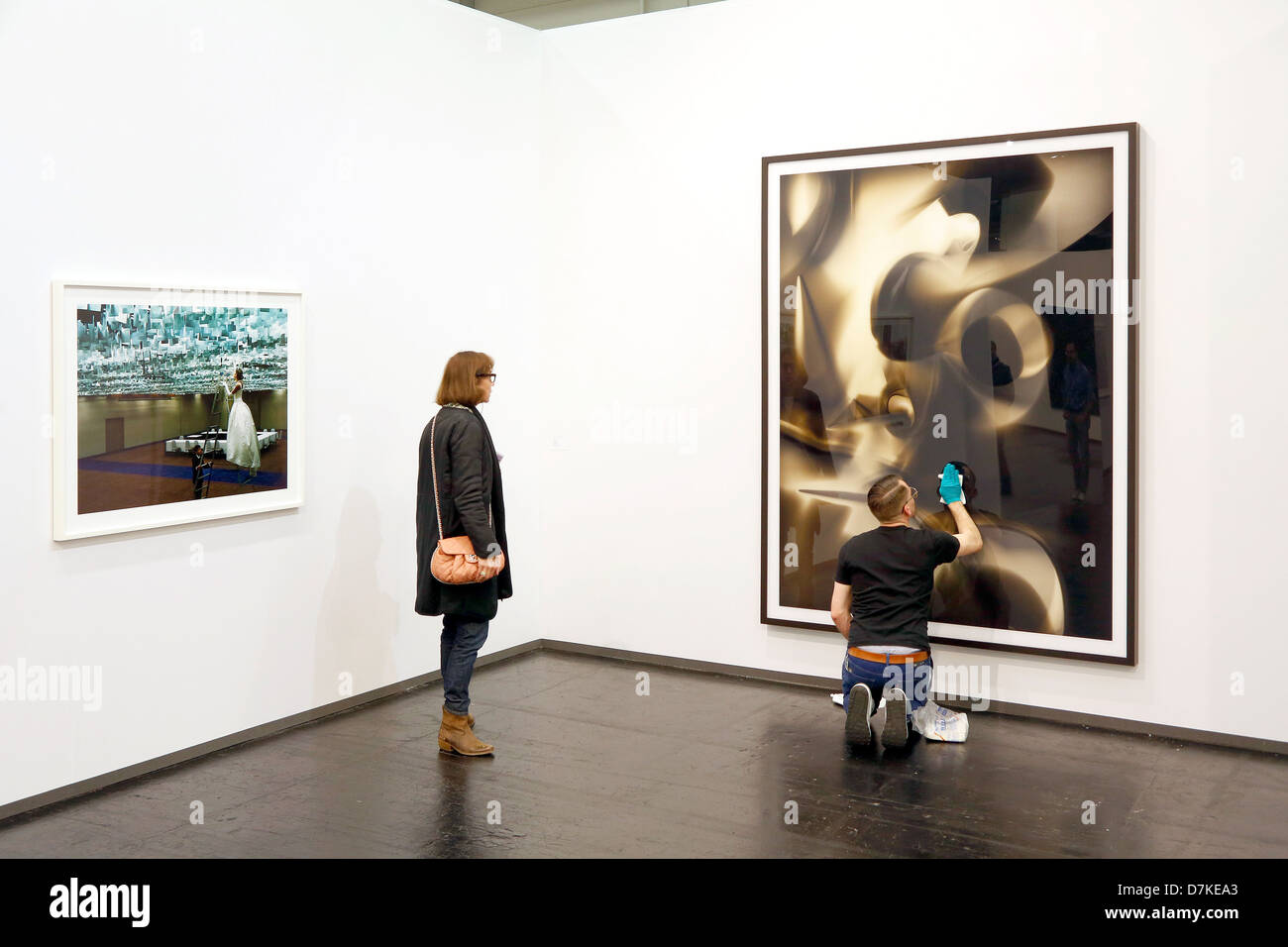 Koeln, Allemagne, visiteur juste en face d'un art photographique à Art Cologne Banque D'Images