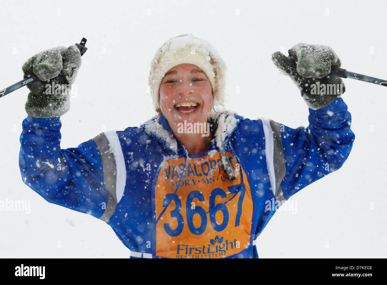 Une skieuse célèbre près de l'arrivée de la Mora Vasaloppet race - Minnesota, USA. Banque D'Images