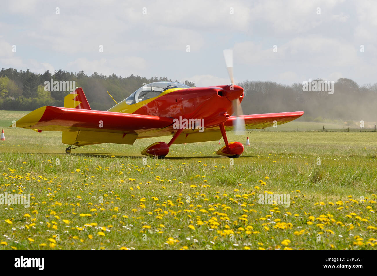 Cars RV-6 avion léger vient d'arriver à la piste en herbe à l'Aérodrome de Popham, Hampshire Banque D'Images