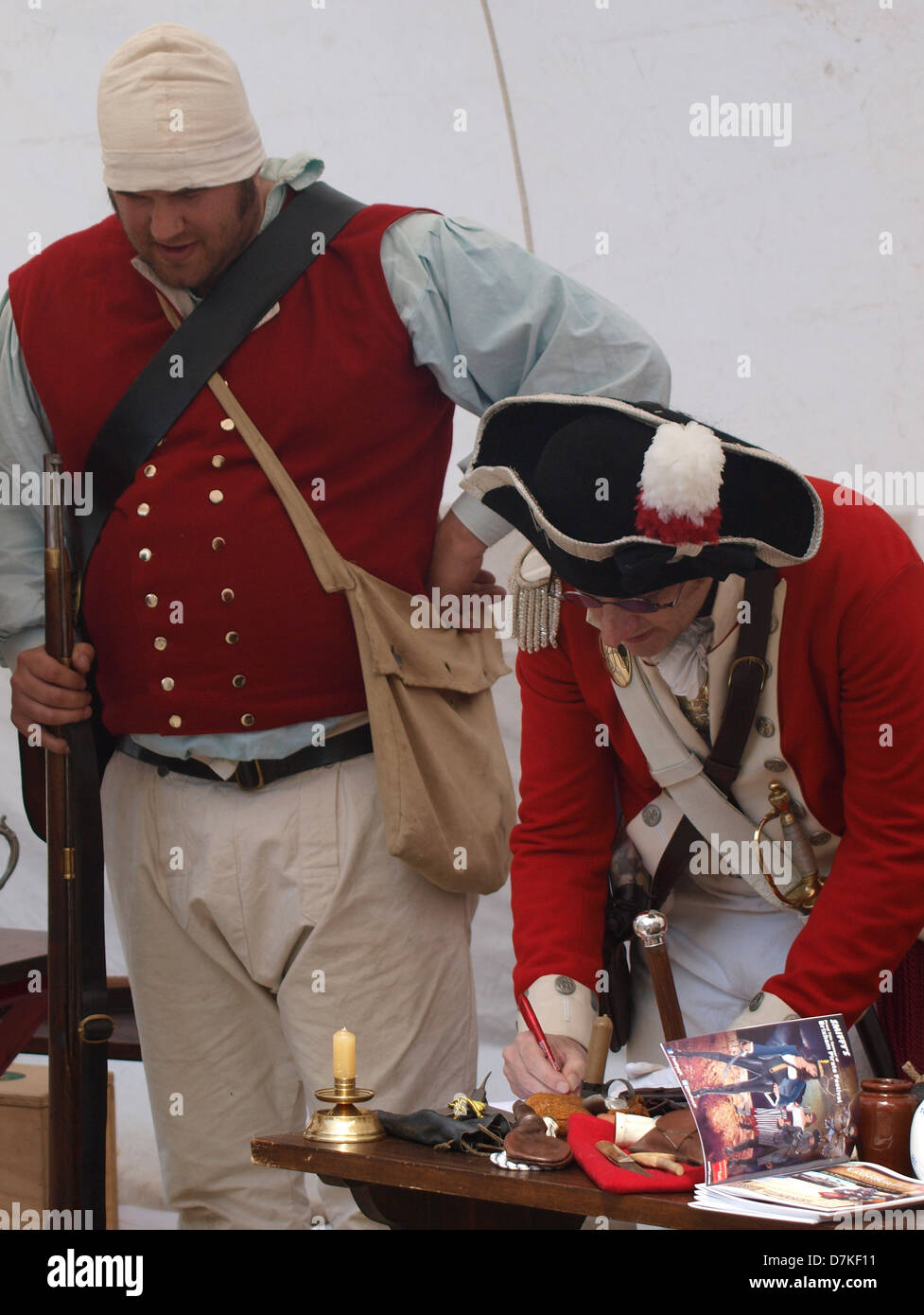 Hommes habillés en soldats du dix-huitième siècle au Festival Pirate Brixham, Devon, UK 2013 Banque D'Images